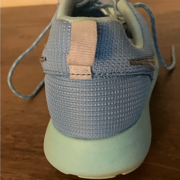 Used 2015 Nike Roshe Run Baby Blue Athletic Sneakers Sz US 7Y , ID = 599729-405. - Picture 5 of 13